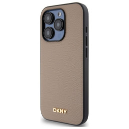 DKNY grūdėto metalo logotipo „MagSafe iPhone 15 Pro“ dėklas – smėlio spalvos