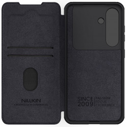 „Nillkin Qin Pro“ dėklas, skirtas „Samsung Galaxy S25+“ su atlenkiama ir kameros dangteliu – juodas