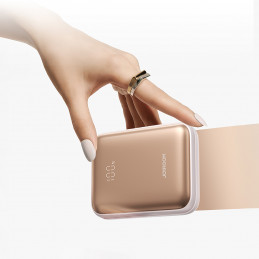 „Joyroom JR-PBF27“ 22,5 W 10000 mAh išorinė baterija su dviem integruotais laidais – auksinė