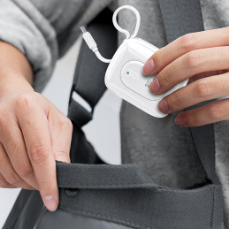 „Dudao K32“ 22,5 W 10000 mAh išorinė baterija su integruotu USB-C / „Lightning“ laidu – balta