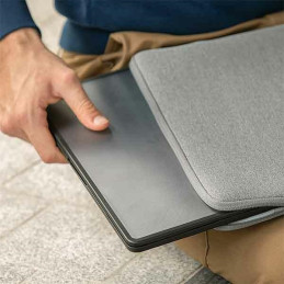 Uniq Venture dėklas, skirtas MacBook Air 13" (2018-2022) - juodas
