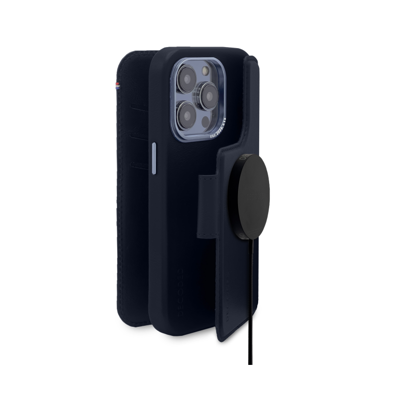 „Decoded“ nuimamas odinis piniginės dėklas su „MagSafe“ ir atlenkimu, skirtas „iPhone 14 Pro“ – tamsiai mėlynas